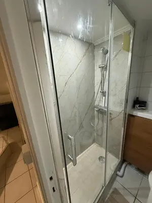 Salle de bains dans l'établissement La Maison Cachée moderne