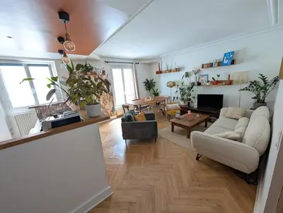Coin salon dans l'établissement Quiet family apartment in Paris Near 7 metro lines