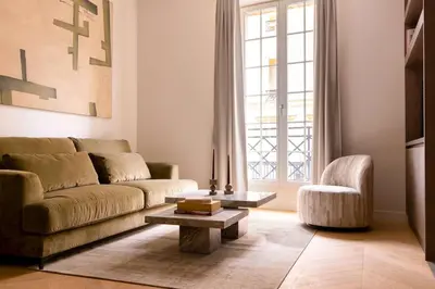 Coin salon dans l'établissement Harmony Collection II 2BR Suite 6P Bourse Grevin