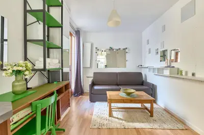Coin salon dans l'établissement Studio cosy Rue des Martyrs Montmartre à pied