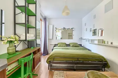 Un ou plusieurs lits dans un hébergement de l'établissement Studio cosy Rue des Martyrs Montmartre à pied