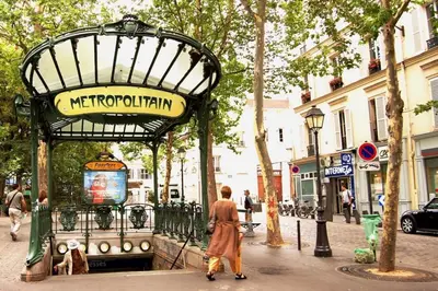 Clients de l'établissement Le Jardin Secret de Montmartre M12 Abbesses