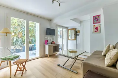 Télévision ou salle de divertissement dans l'établissement Le Jardin Secret de Montmartre M12 Abbesses