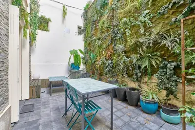 Jardin de l'établissement Le Jardin Secret de Montmartre M12 Abbesses
