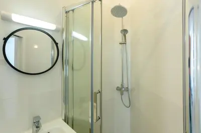 Salle de bains dans l'établissement Lafayette - Appartement Gare du Nord 8P