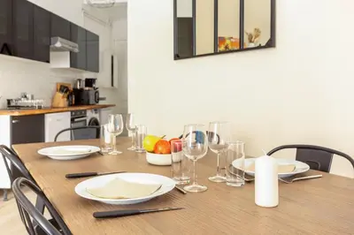 Cuisine ou kitchenette dans l'établissement Lafayette - Appartement Gare du Nord 8P