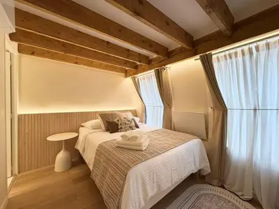 Un ou plusieurs lits dans un hébergement de l'établissement Architect Renovated Family Duplex 4 bedrooms Opéra Lafayette 9p CCTV in Common Areas
