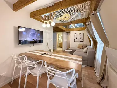 Télévision ou salle de divertissement dans l'établissement Architect Renovated Family Duplex 4 bedrooms Opéra Lafayette 9p CCTV in Common Areas