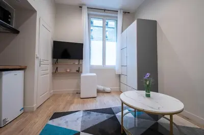 Télévision ou salle de divertissement dans l'établissement Cozy studio - 2P - Buttes-Chaumont