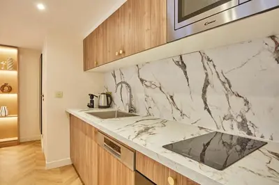 Cuisine ou kitchenette dans l'établissement New apartment in the heart of Paris 4 people