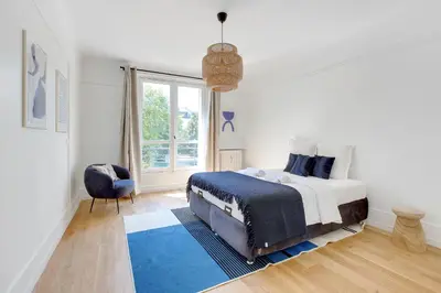 Un ou plusieurs lits dans un hébergement de l'établissement Elegant 1-Bedroom Apartment in Neuilly-sur-Seine