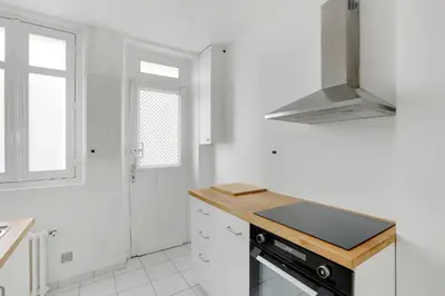 Cuisine ou kitchenette dans l'établissement Elegant 1-Bedroom Apartment in Neuilly-sur-Seine