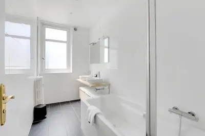 Salle de bains dans l'établissement Elegant 1-Bedroom Apartment in Neuilly-sur-Seine
