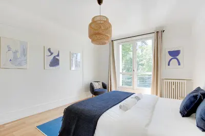 Un ou plusieurs lits dans un hébergement de l'établissement Elegant 1-Bedroom Apartment in Neuilly-sur-Seine