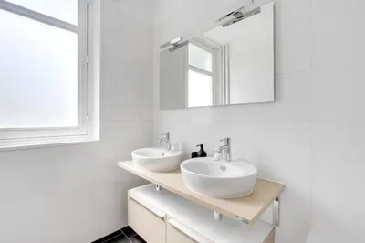 Salle de bains dans l'établissement Elegant 1-Bedroom Apartment in Neuilly-sur-Seine