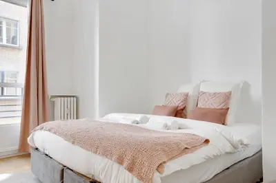 Un ou plusieurs lits dans un hébergement de l'établissement Elegant 1-Bedroom Apartment in Neuilly-sur-Seine