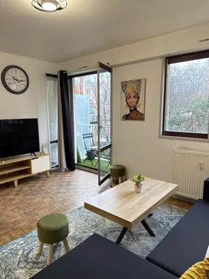 Télévision ou salle de divertissement dans l'établissement Cozy Studio for 2 Pax - 10 min from La Défense Paris Arena