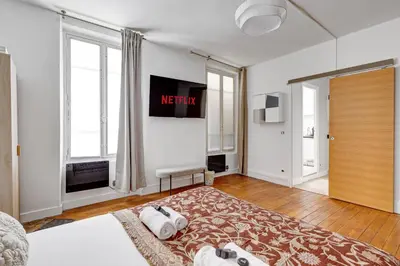 Télévision ou salle de divertissement dans l'établissement Studio cosy et calme pres de So Ouest