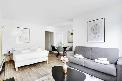 Coin salon dans l'établissement Charmant appartement 4 personnes a Levallois
