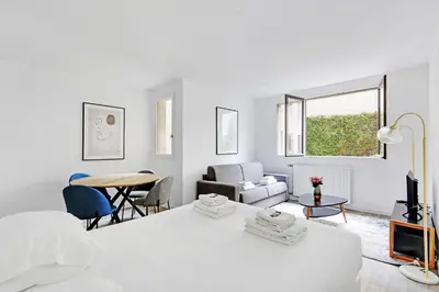 Un ou plusieurs lits dans un hébergement de l'établissement Charmant appartement 4 personnes a Levallois
