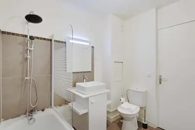 Salle de bains dans l'établissement Charmant appartement 4 personnes a Levallois