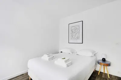 Un ou plusieurs lits dans un hébergement de l'établissement Charmant appartement 4 personnes a Levallois