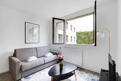 Coin salon dans l'établissement Charmant appartement 4 personnes a Levallois