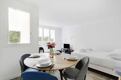 Un ou plusieurs lits dans un hébergement de l'établissement Charmant appartement 4 personnes a Levallois