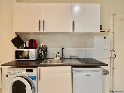 Cuisine ou kitchenette dans l'établissement Spacious Studio Flat 10 mins from Paris
