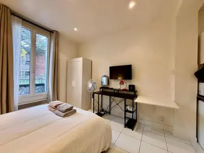 Un ou plusieurs lits dans un hébergement de l'établissement Spacious Studio Flat 10 mins from Paris