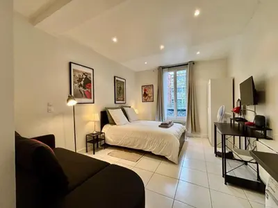 Un ou plusieurs lits dans un hébergement de l'établissement Spacious Studio Flat 10 mins from Paris