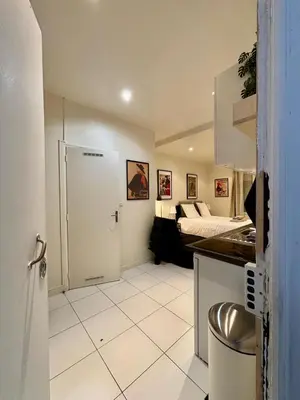 Un ou plusieurs lits dans un hébergement de l'établissement Spacious Studio Flat 10 mins from Paris
