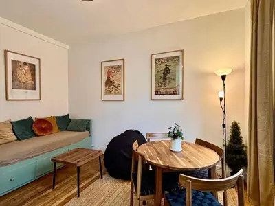 Coin salon dans l'établissement For 4, near Montmartre, 1 bedroom 1 sofa bed