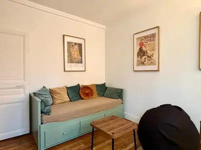 Coin salon dans l'établissement For 4, near Montmartre, 1 bedroom 1 sofa bed