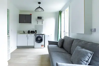 Cuisine ou kitchenette dans l'établissement Spacious 1-Bedroom Apartment for 4, 15 min from Gare de Lyon, 3-Star Comfort