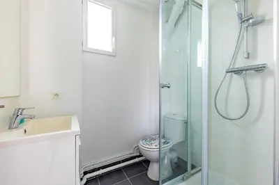 Salle de bains dans l'établissement Spacious 1-Bedroom Apartment for 4, 15 min from Gare de Lyon, 3-Star Comfort