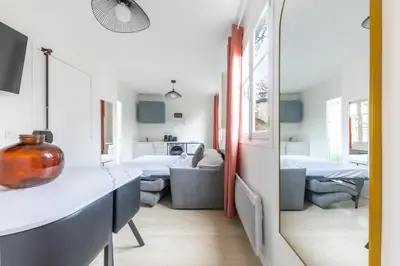 Un ou plusieurs lits dans un hébergement de l'établissement Spacious 1-Bedroom Apartment for 4, 15 min from Gare de Lyon, 3-Star Comfort