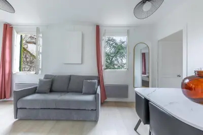 Coin salon dans l'établissement Spacious 1-Bedroom Apartment for 4, 15 min from Gare de Lyon, 3-Star Comfort
