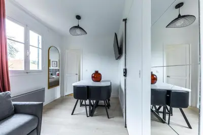 Coin salon dans l'établissement Spacious 1-Bedroom Apartment for 4, 15 min from Gare de Lyon, 3-Star Comfort