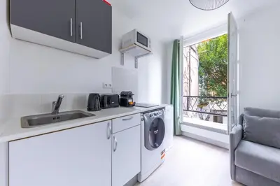 Cuisine ou kitchenette dans l'établissement Spacious 1-Bedroom Apartment for 4, 15 min from Gare de Lyon, 3-Star Comfort