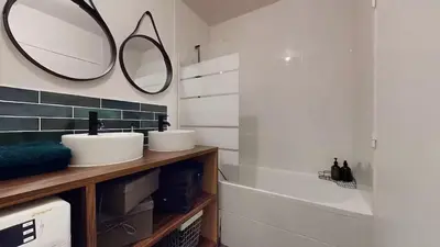 Salle de bains dans l'établissement Modern Loft - 8 Guests- 4 rooms- 2 Bathrooms- Near Paris- Private car park