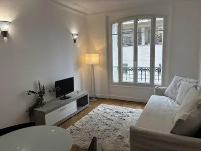 Télévision ou salle de divertissement dans l'établissement Le Haussmann Charme parisien - Spacieux