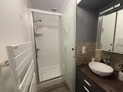 Salle de bains dans l'établissement Le Haussmann Charme parisien - Spacieux