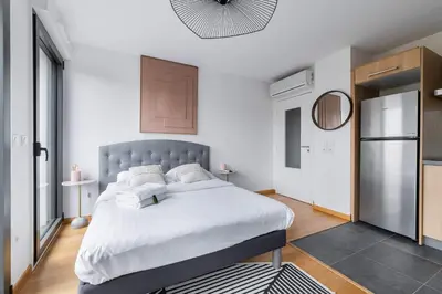 Un ou plusieurs lits dans un hébergement de l'établissement Studio lumineux avec terrasse Courbevoie - 2P