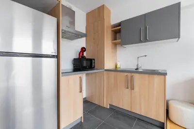 Cuisine ou kitchenette dans l'établissement Studio lumineux avec terrasse Courbevoie - 2P