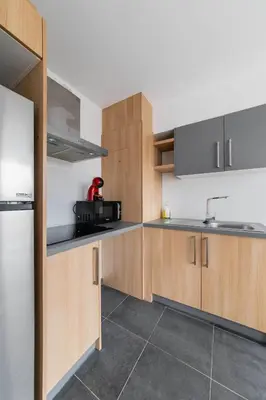 Cuisine ou kitchenette dans l'établissement Studio lumineux avec terrasse Courbevoie - 2P