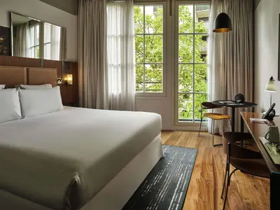 Un ou plusieurs lits dans un hébergement de l'établissement Boutet Bastille Hotel Paris - MGallery Collection