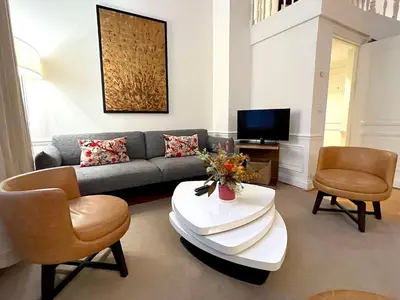 Télévision ou salle de divertissement dans l'établissement L'appartement Pierre Charron L