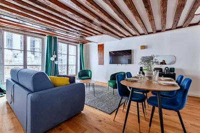 Télévision ou salle de divertissement dans l'établissement Appartement familial au Centre de Paris