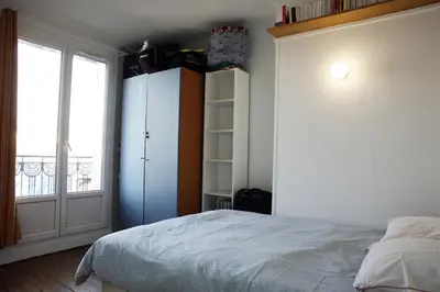 Un ou plusieurs lits dans un hébergement de l'établissement Cosy T2 apartment with balcony, Goncourt, Paris 10
